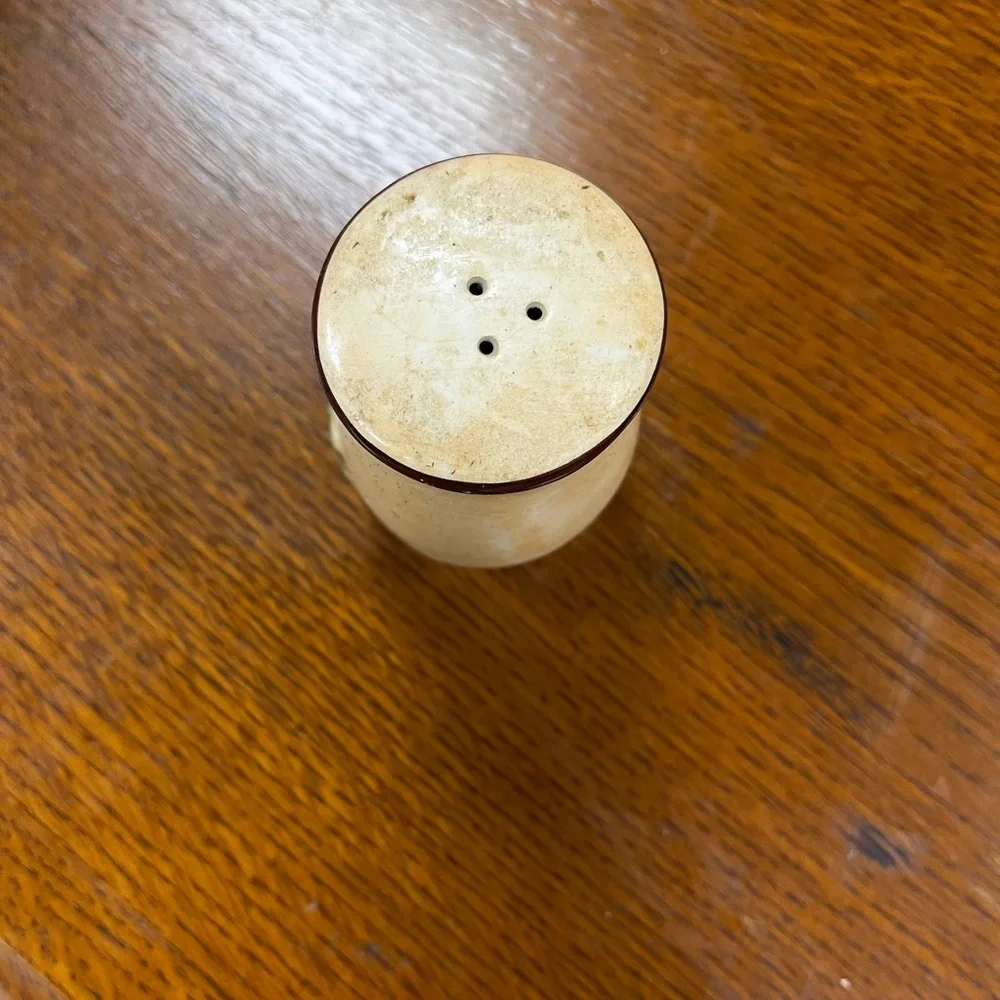 Grape Design Salt Shaker - Picture 3 of 3